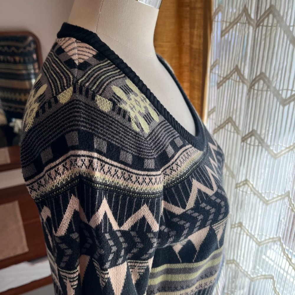 Unique Volcom Sweater Size Medium - image 4